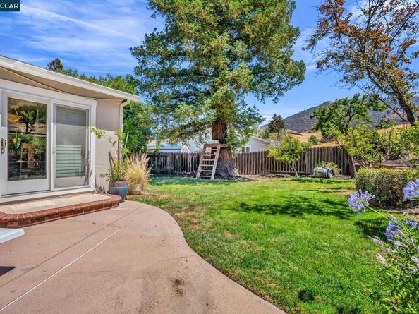 33 El Molino Dr, Clayton CA 94517