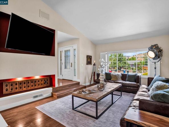 33 El Molino Dr, Clayton CA 94517