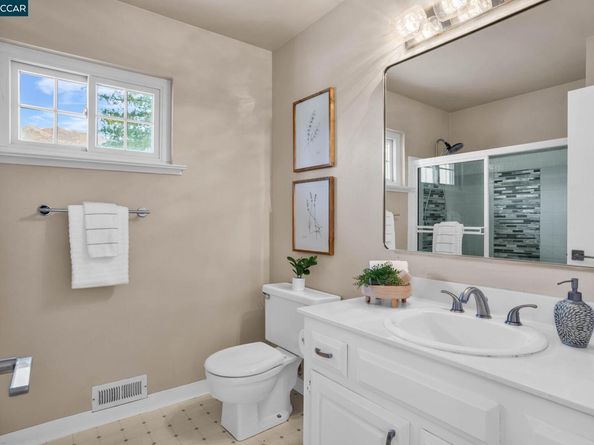 33 El Molino Dr, Clayton CA 94517