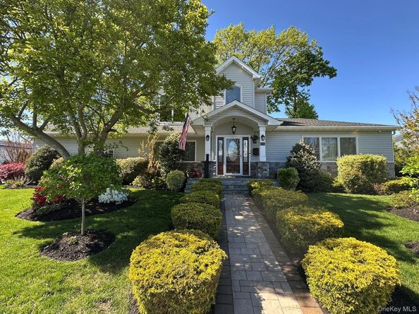 752 Kensington Court, Westbury NY 11590