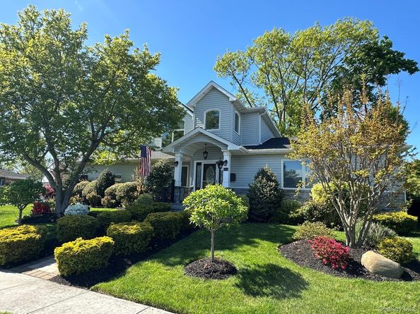 752 Kensington Court, Westbury NY 11590