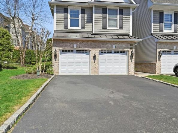 477 Pacing Way, Westbury NY 11590