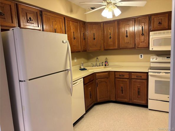 100 S Cambridge Drive S 100, Copiague NY 11726