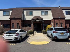 100 S Cambridge Drive S 100, Copiague NY 11726