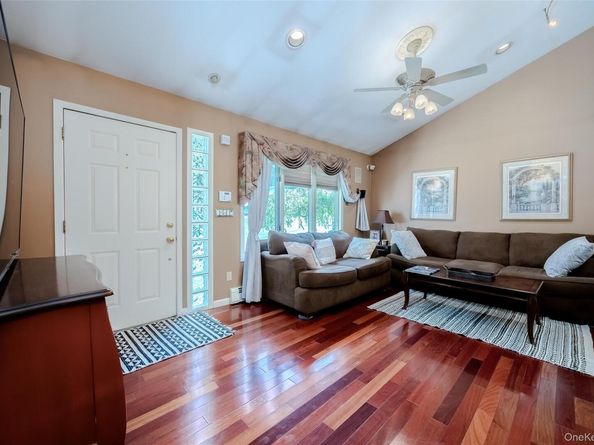 4 Awixa Place, Selden NY 11784