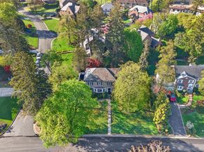138 Payne Whitney Lane, Manhasset NY 11030