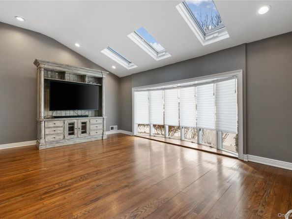 7 Rita Lane, Plainview NY 11803