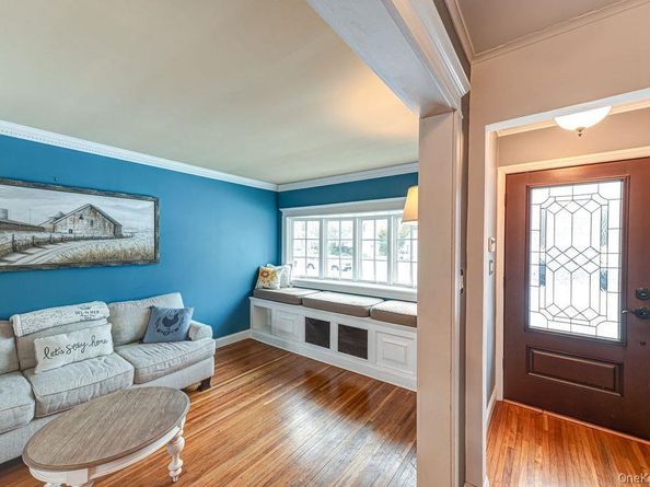 4 Hollyberry Road, Plainview NY 11803