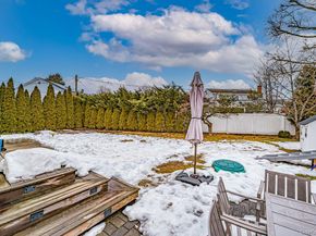 4 Hollyberry Road, Plainview NY 11803