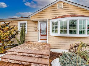 4 Hollyberry Road, Plainview NY 11803