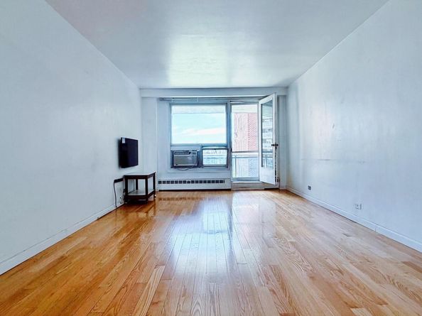 9707 63rd Road 8G, Rego Park NY 11374