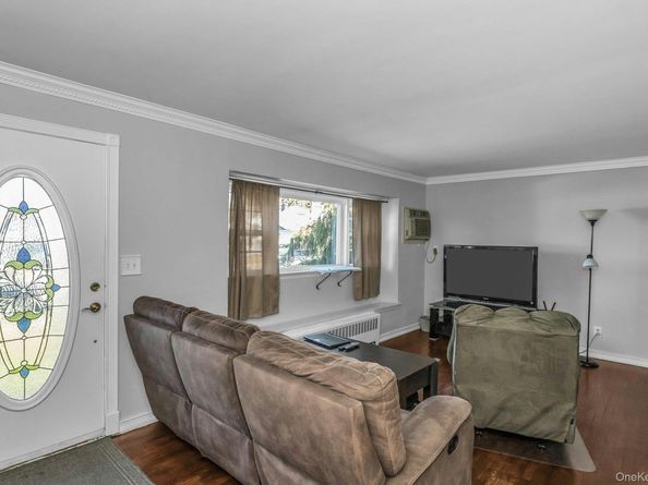 17 Linwood Place, Massapequa Park NY 11762