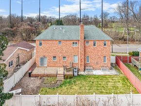 66-19 Commonwealth Boulevard, Little Neck NY 11362