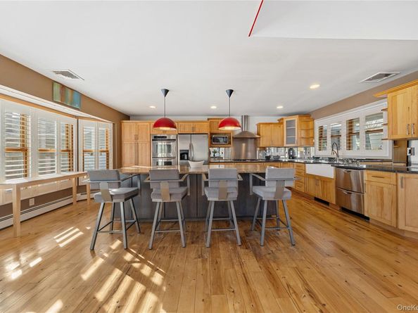 85 S Dunton Avenue, East Patchogue NY 11772