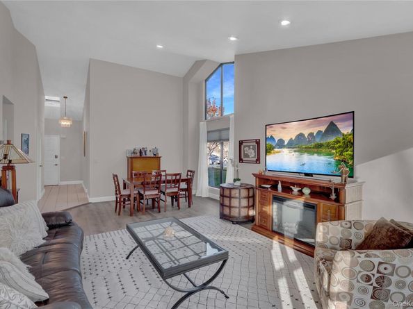 248 Pond View Lane, Smithtown NY 11787