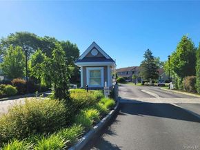 248 Pond View Lane, Smithtown NY 11787