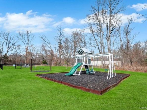 248 Pond View Lane, Smithtown NY 11787