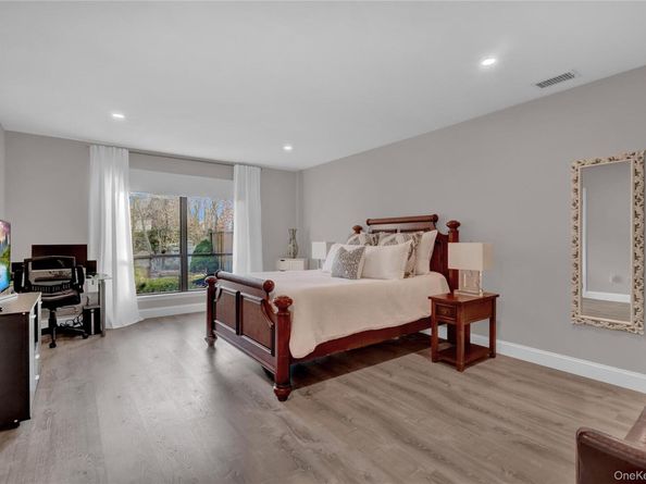 248 Pond View Lane, Smithtown NY 11787