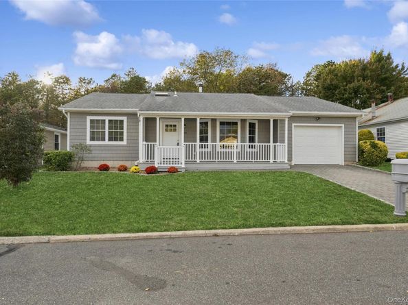 99 Village Circle W, Manorville NY 11949