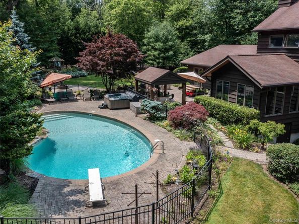 6 Arbutus Road, Greenlawn NY 11740