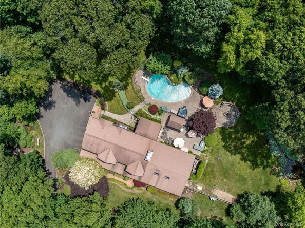 6 Arbutus Road, Greenlawn NY 11740