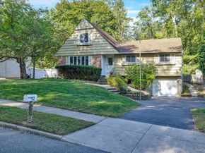 32 Ravenwood Drive, Kings Park NY 11754