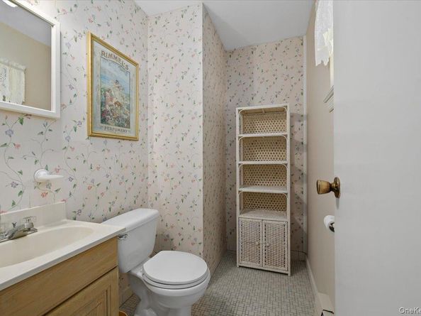32 Ravenwood Drive, Kings Park NY 11754