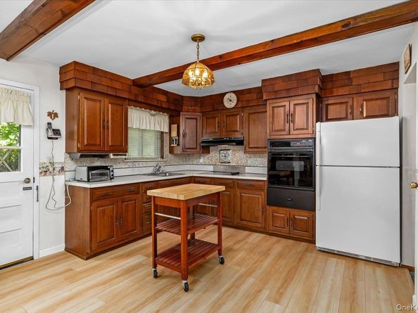 32 Ravenwood Drive, Kings Park NY 11754