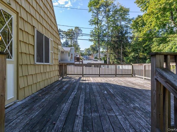 32 Ravenwood Drive, Kings Park NY 11754