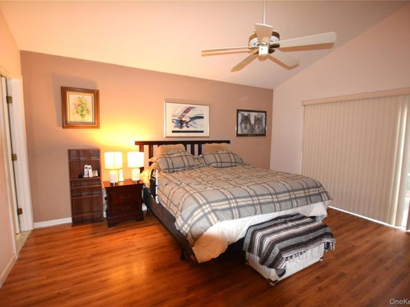 1 Willow Court, Manorville NY 11949