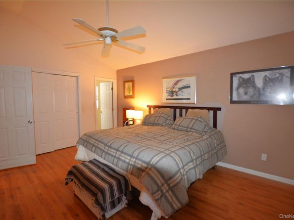 1 Willow Court, Manorville NY 11949