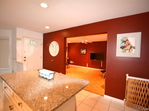 1 Willow Court, Manorville NY 11949