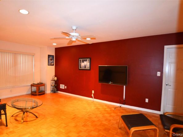 1 Willow Court, Manorville NY 11949