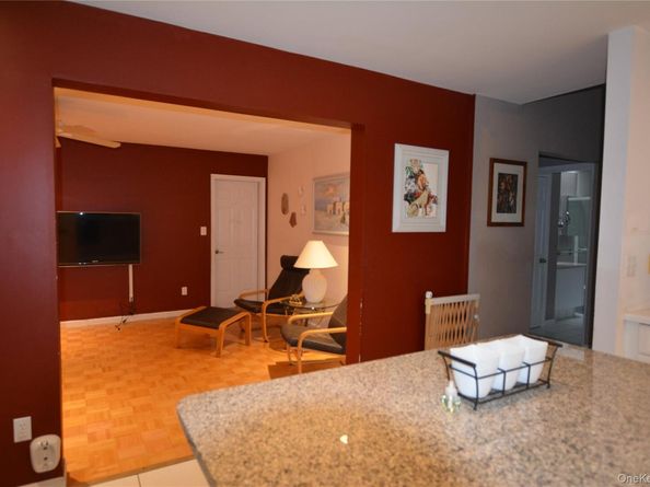 1 Willow Court, Manorville NY 11949