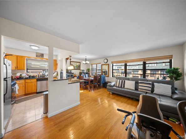 240-22 70th Avenue 9B, Little Neck NY 11362