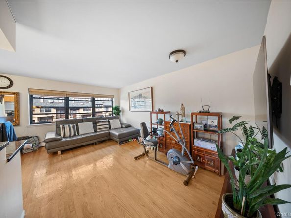 240-22 70th Avenue 9B, Little Neck NY 11362