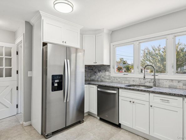 25 Roosevelt Street, Bay Shore NY 11706