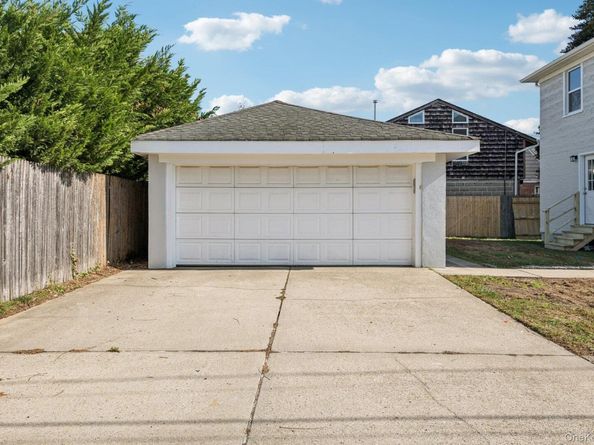 25 Roosevelt Street, Bay Shore NY 11706