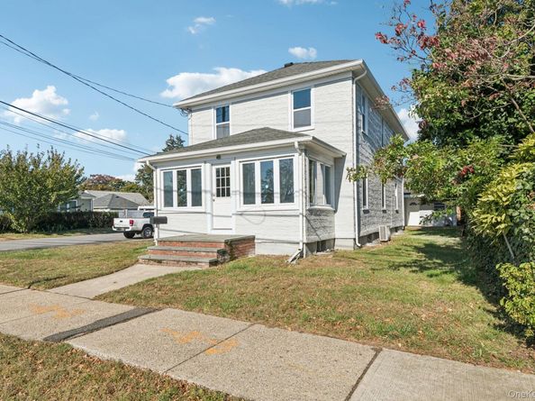 25 Roosevelt Street, Bay Shore NY 11706