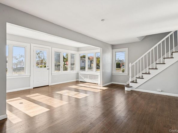 25 Roosevelt Street, Bay Shore NY 11706