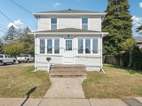 25 Roosevelt Street, Bay Shore NY 11706