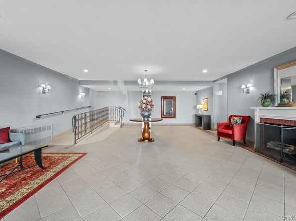 241-20 Northern Boulevard 6E, Douglaston NY 11362