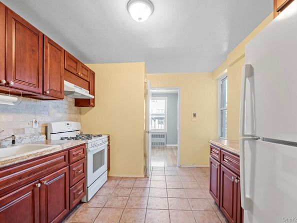 241-20 Northern Boulevard 6E, Douglaston NY 11362
