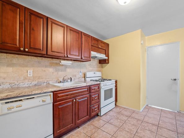 241-20 Northern Boulevard 6E, Douglaston NY 11362