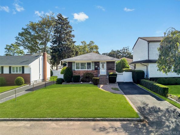 29 Collins Avenue, Deer Park NY 11729