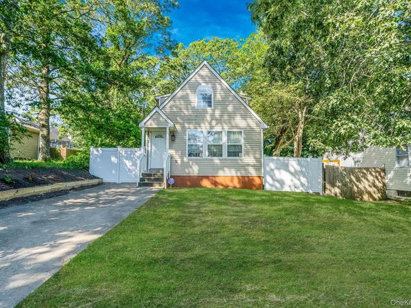 14 Hawthorne Street, Mastic NY 11950
