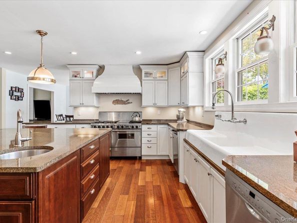 15 Oak Lane, Hampton Bays NY 11946