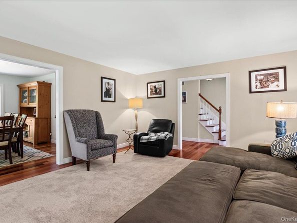 15 Oak Lane, Hampton Bays NY 11946