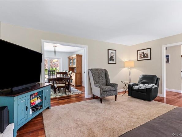 15 Oak Lane, Hampton Bays NY 11946