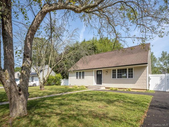 7 Highview Lane, Ridge NY 11961